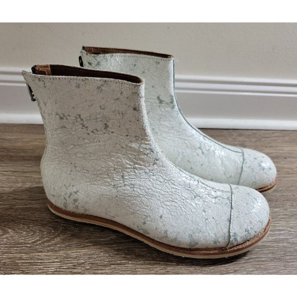 CLIFF DWELLER by CYDWOQ White Crackled Leather Boots Women's 37.5 / 7.5 - Picture 1 of 14